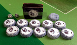 Time composto de tampinhas de cerveja, diversas marcas